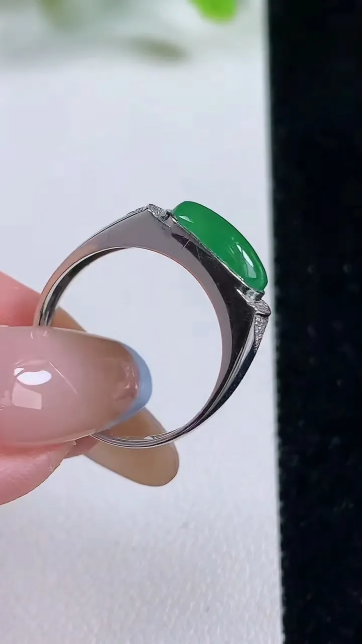 天然A货翡翠马鞍戒指，尺寸17.7-10.8-5.3-5.1，重量:3.45g2025年11月6日
工厂直销收藏佳品,种好水足，色泽均匀，有种有色，上手高大气！