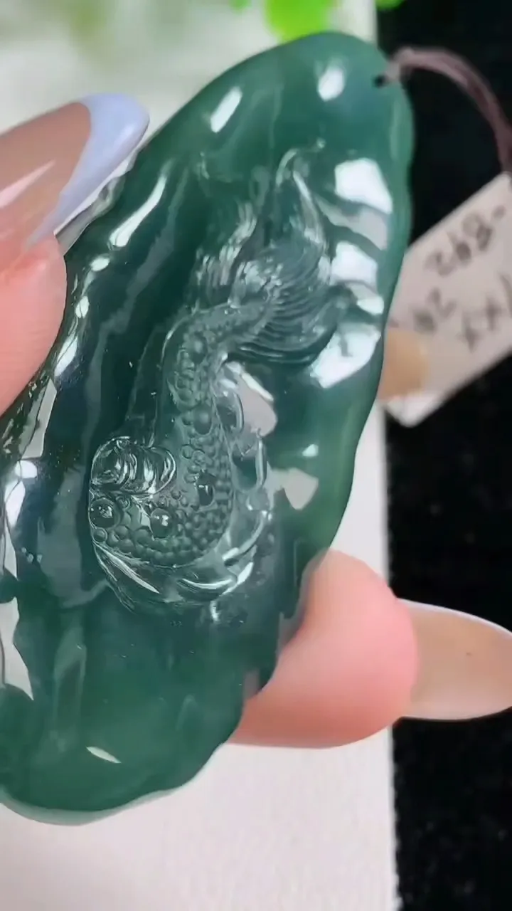 天然A货翡翠龙牌吊坠，尺寸65.4-28.3-16.4，重量:35.99g
11月6日