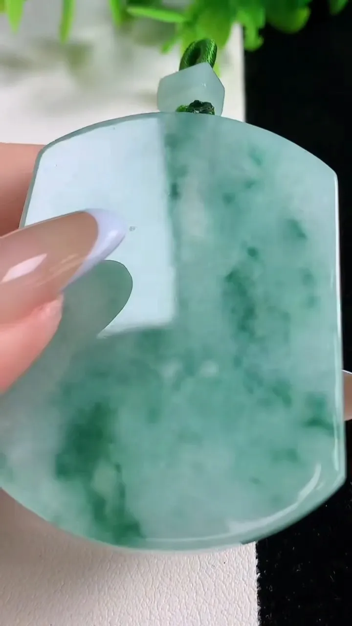 天然A货翡翠冰种飘花无事牌吊坠，尺寸55-40.6-5.8，重量:37.18g
11月6日