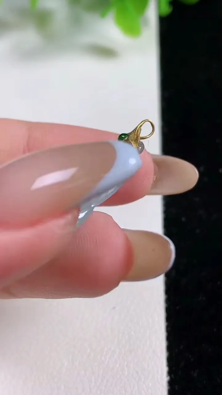 天然A货翡翠葫芦吊坠，尺寸30-17.9-5.1，重量:4.90g
11月6日