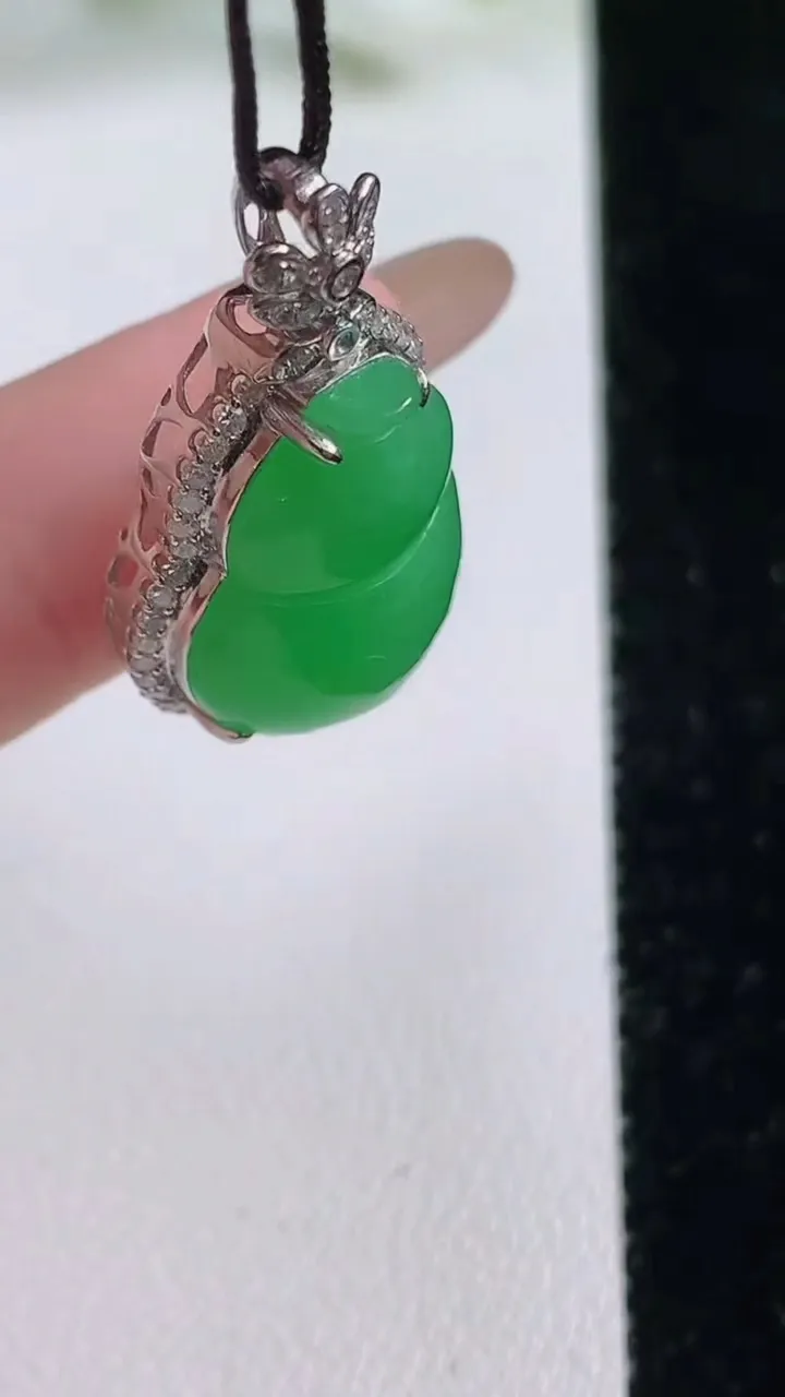 天然A货翡翠葫芦吊坠，尺寸29.3-16.8-9.8裸石18.8-14，重量:4.71g
11月6日