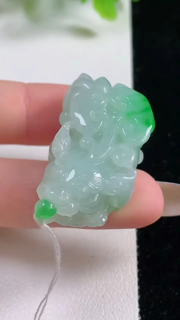 天然A货翡翠貔貅吊坠，尺寸40.8-19.8-12.2，重量:19.75g
11月6日