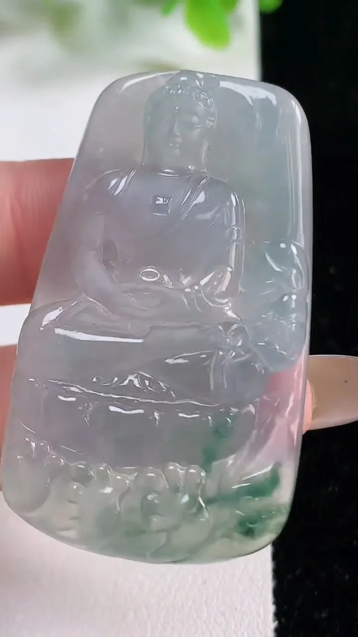 天然A货翡翠冰种飘花大日如来吊坠尺寸48.4-27.6-5.5，重量:16.60g
11月6日