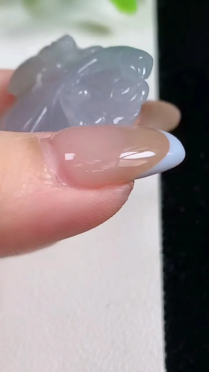 天然A货翡翠金枝玉叶 叶子吊坠，尺寸51-30.5-6.4，重量:18.28g
11月6日