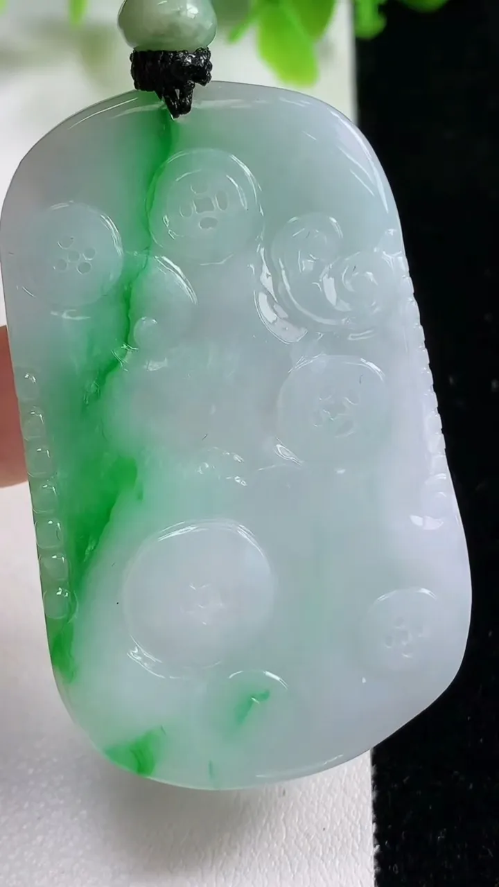 天然A货翡翠龙牌吊坠，尺寸56-34.7-4.8，重量:25.10g
11月6日