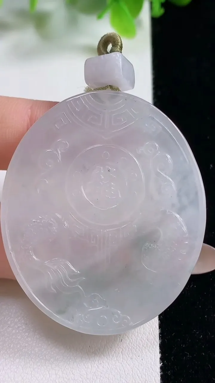 天然A货翡翠冰种飘花仿古龙牌吊坠，尺寸49-41.5-5.6，重量:25.52g
11月6日