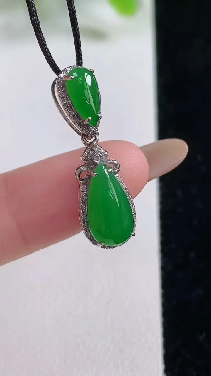 天然A货翡翠水滴吊坠，尺寸26.7-8.4-6.2裸石12.4-6.6，重量:2.17g
11月6日