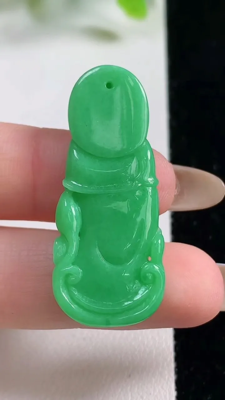 天然A货翡翠观音菩萨吊坠，尺寸38.8-16.3-5.5，重量:7.14g
11月6日