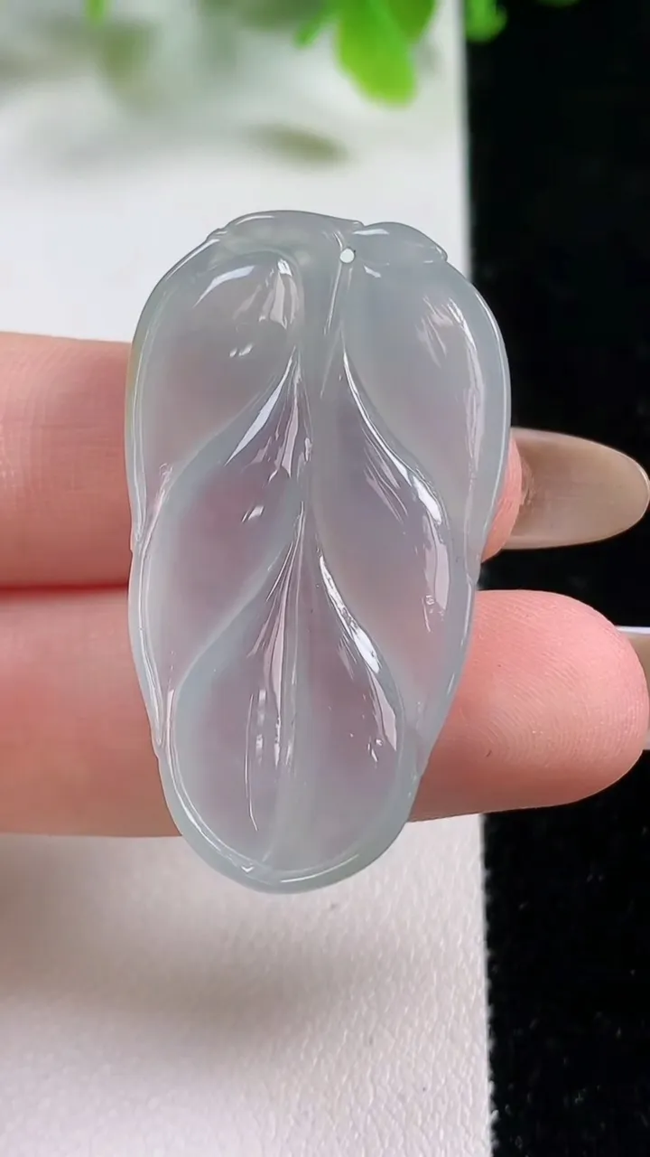 天然A货翡翠金枝玉叶 叶子吊坠，尺寸39.4-22-4.8，重量:8.39g
11月6日