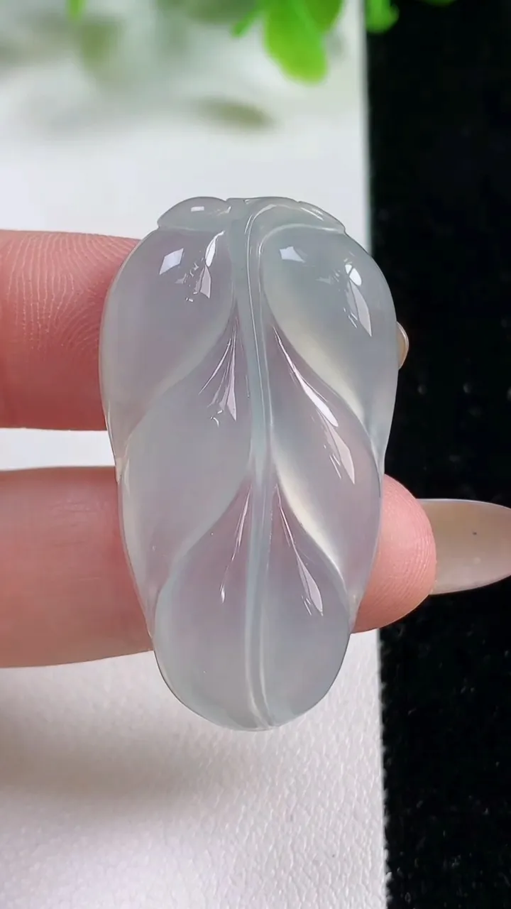 天然A货翡翠金枝玉叶 叶子吊坠，尺寸39.4-22-4.8，重量:8.39g
11月6日