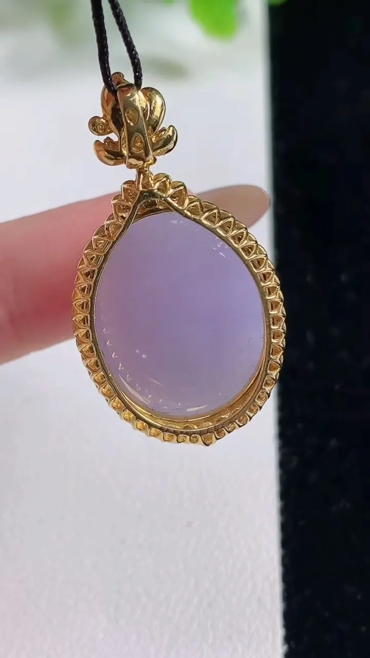 天然A货翡翠种紫罗兰蛋面吊坠，尺寸34-18.7-12.9裸石19.6-15，重量:8.61g
11月6日