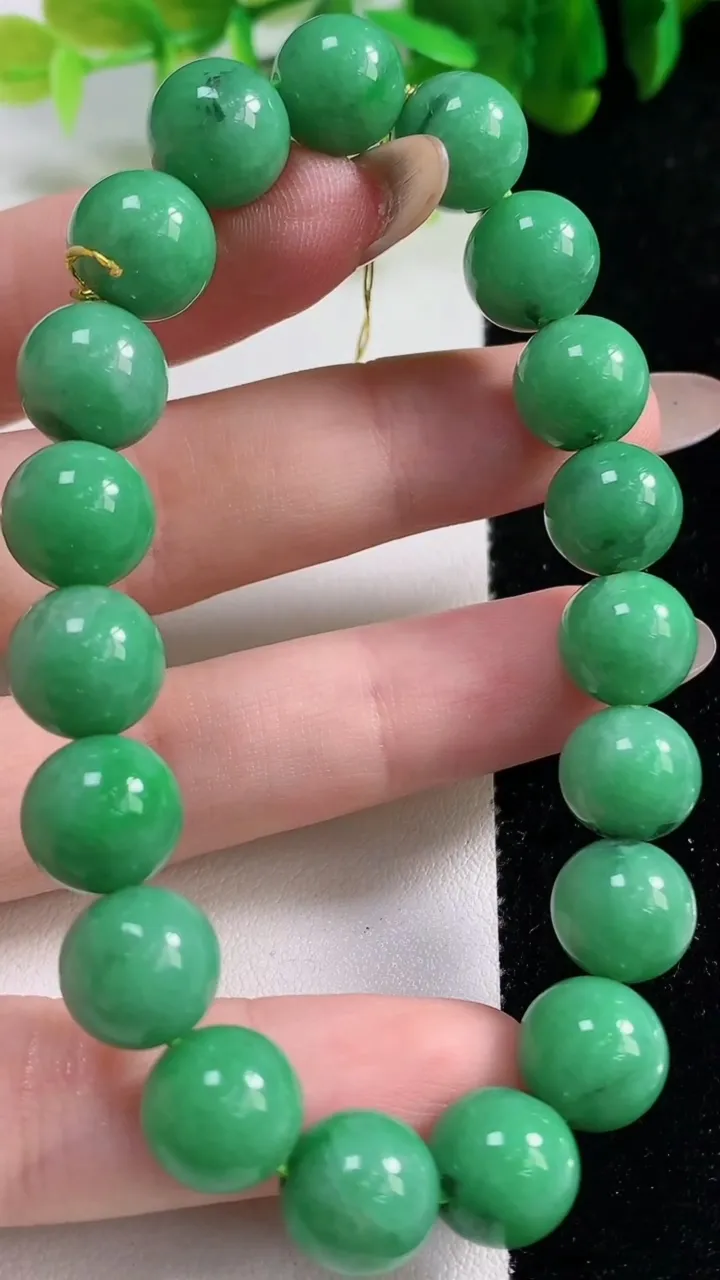 天然A货翡翠圆珠手串19颗，尺寸10.4，重量:36.02g11月6日
工厂直销收藏佳品,种好水足，色泽均匀，有种有色，上手高大气！