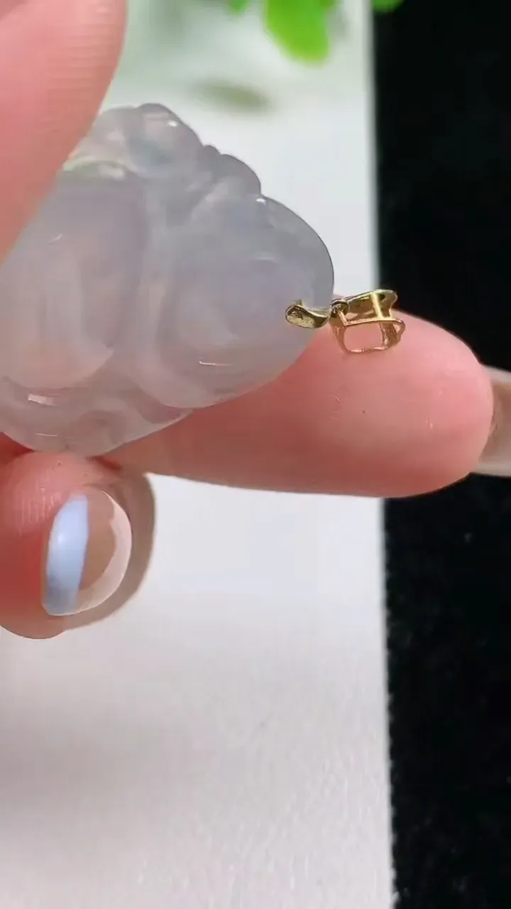 天然A货翡翠种白冰佛公吊坠，尺寸23-28-5.5，重量:5.22g
11月6日