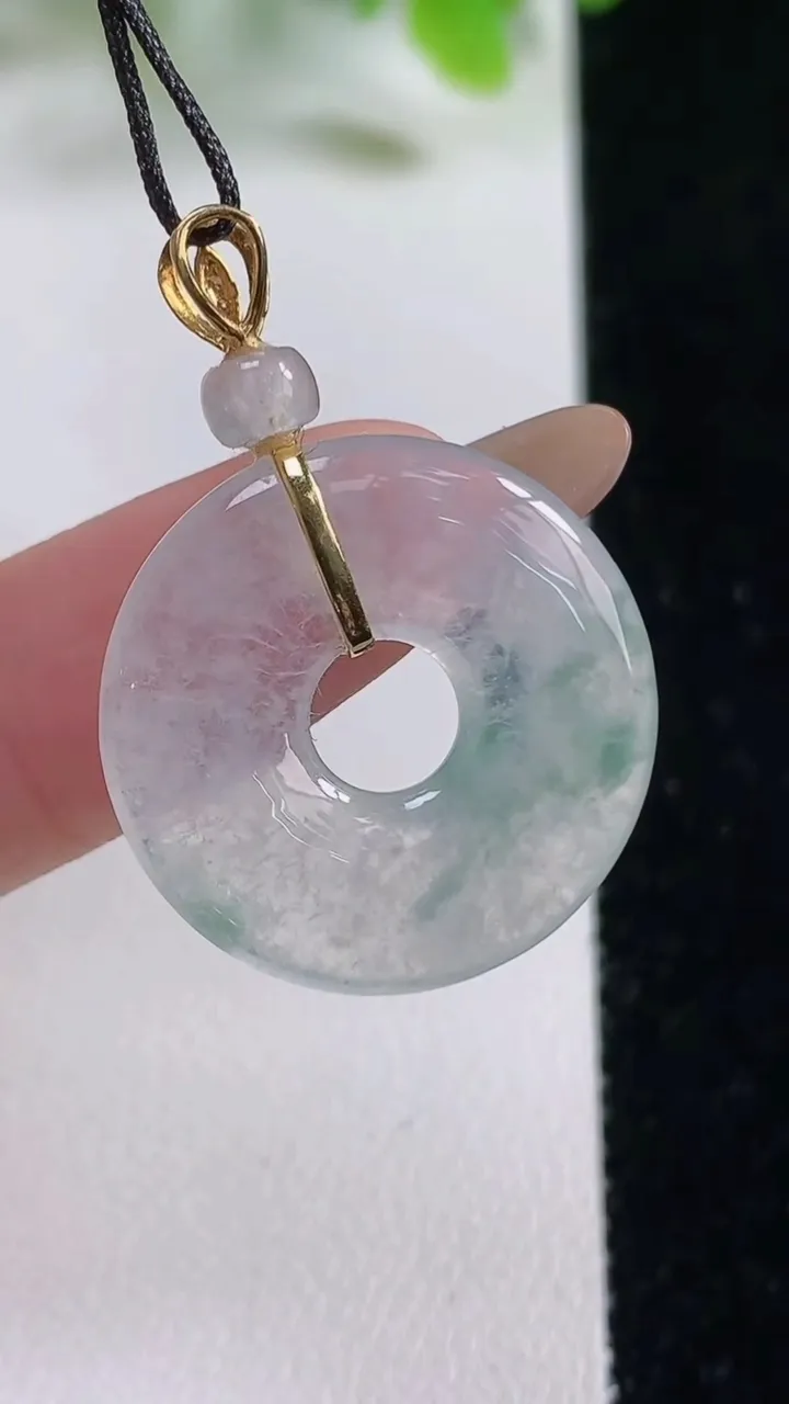 天然A货翡翠种飘花平安环吊坠，尺寸22.4-3.5，重量:4.16g
11月6日