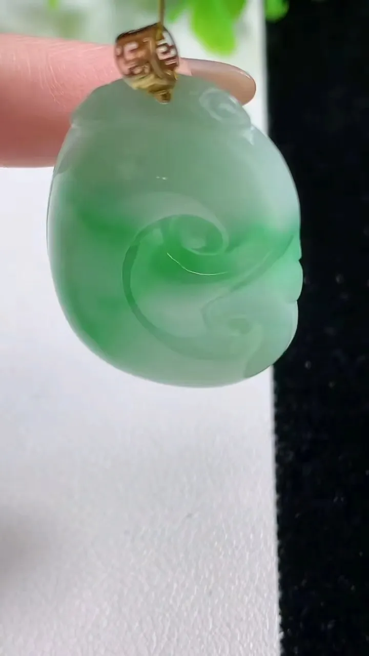 天然A货翡翠如意吊坠，尺寸39.8-25.5-5，重量:10.64g
11月6日