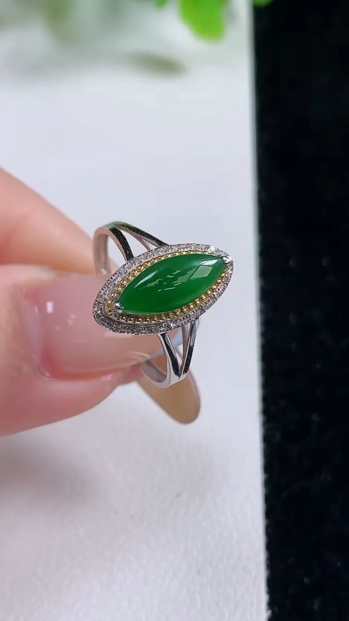 天然A货翡翠随形戒指，尺寸17-12.4-4.6-6.5，重量:1.84g2025年11月6日
工厂直销收藏佳品,种好水足，色泽均匀，有种有色，上手高大气！