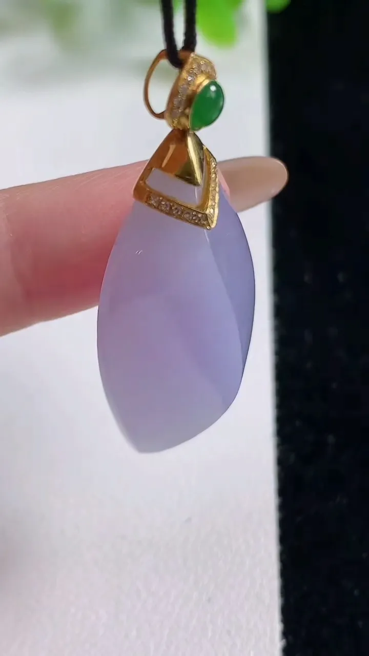 天然A货翡翠种紫罗兰随形吊坠，尺寸38.6-19-10.8，重量:11.69g
11月6日