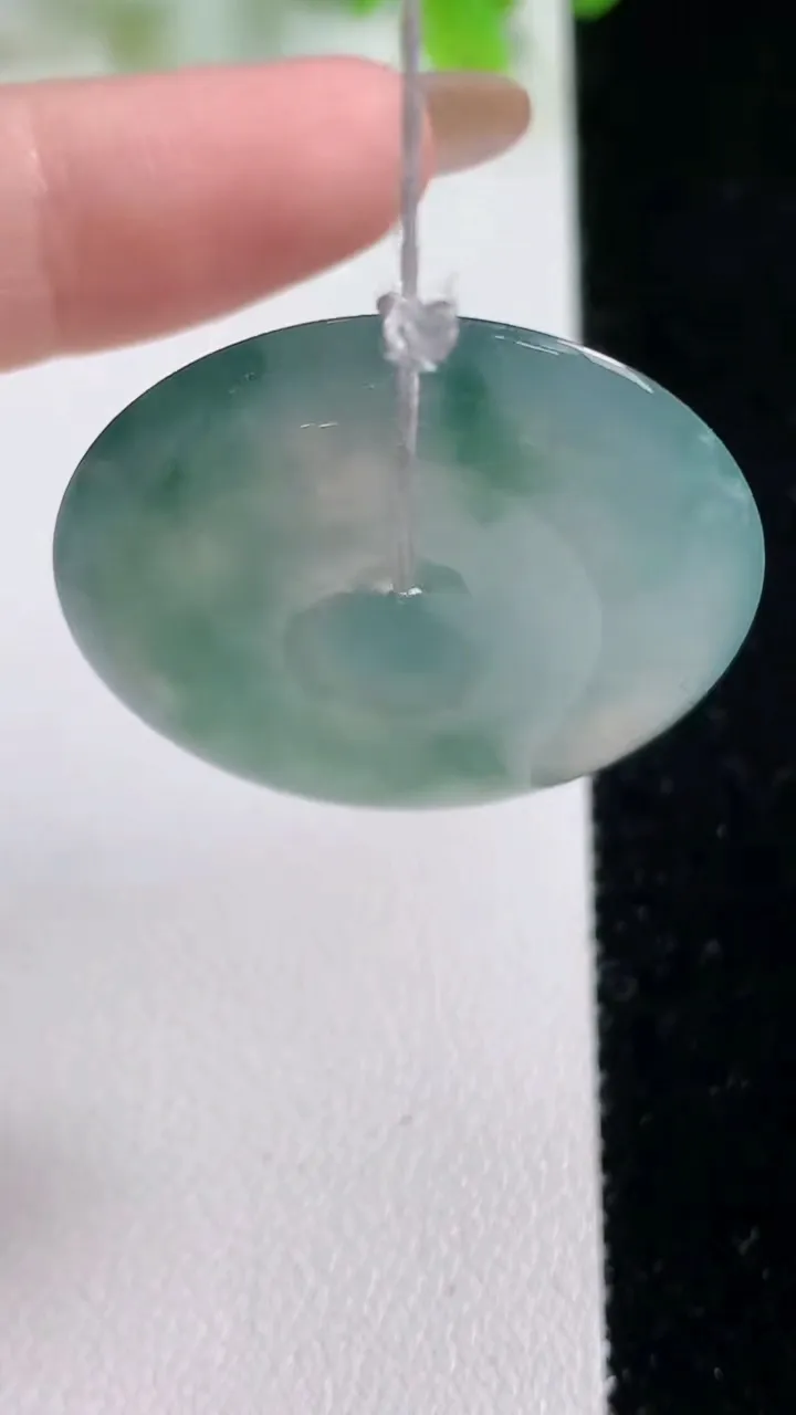 天然A货翡翠种飘花平安扣吊坠，尺寸31.4-5.5，重量:11.54g
11月6日