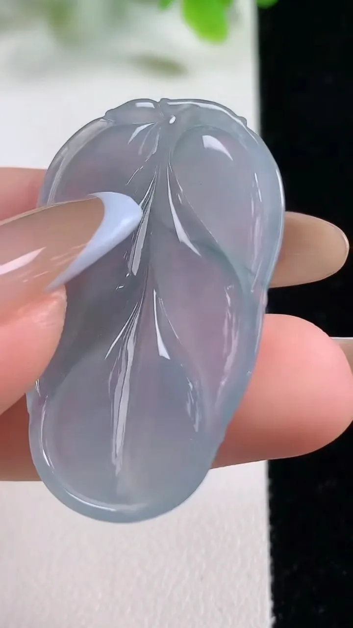 天然A货翡翠冰种飘花金枝玉叶 叶子吊坠，尺寸38.6-22.6-5.1，重量:8.05g
11月6日