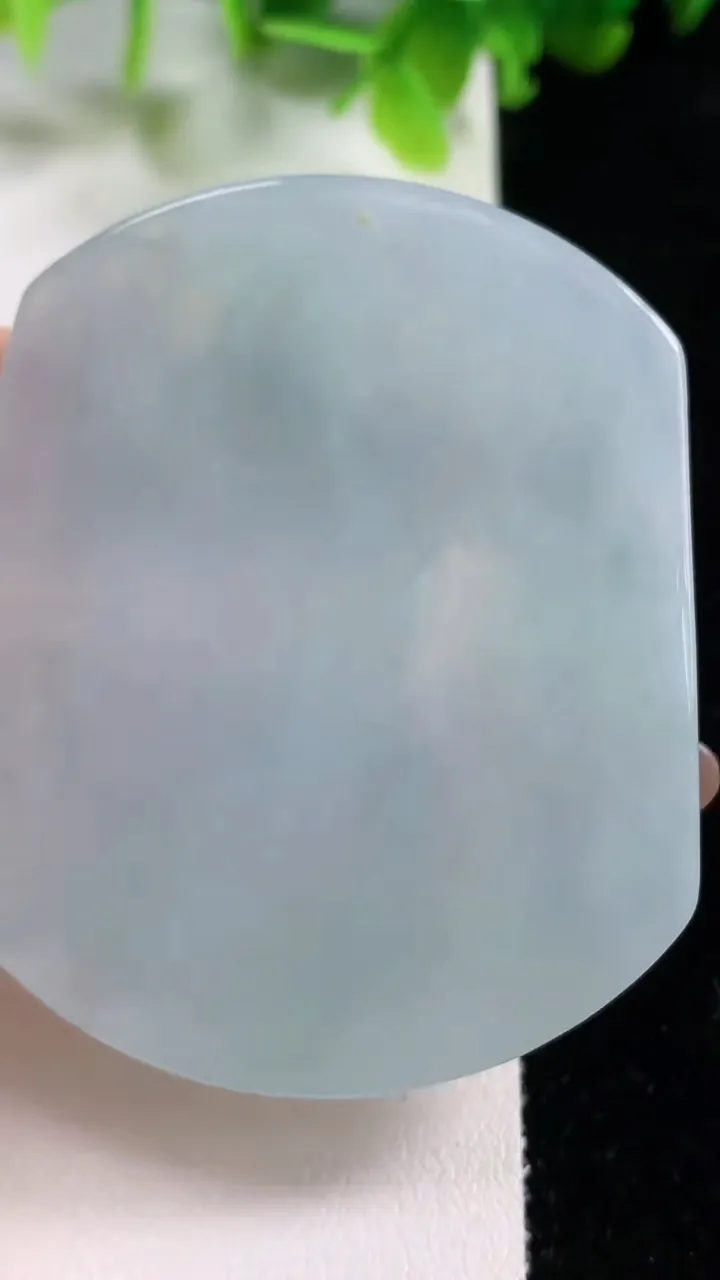 天然A货翡翠关公吊坠，尺寸58.5-50-6.2，重量:38.15g
11月6日