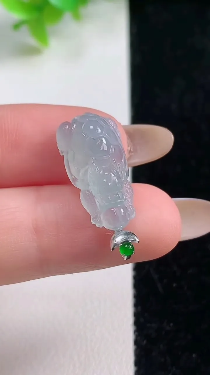 天然A货翡翠龙龟吊坠，尺寸20.8-11.2-6，重量:2.20g
11月6日