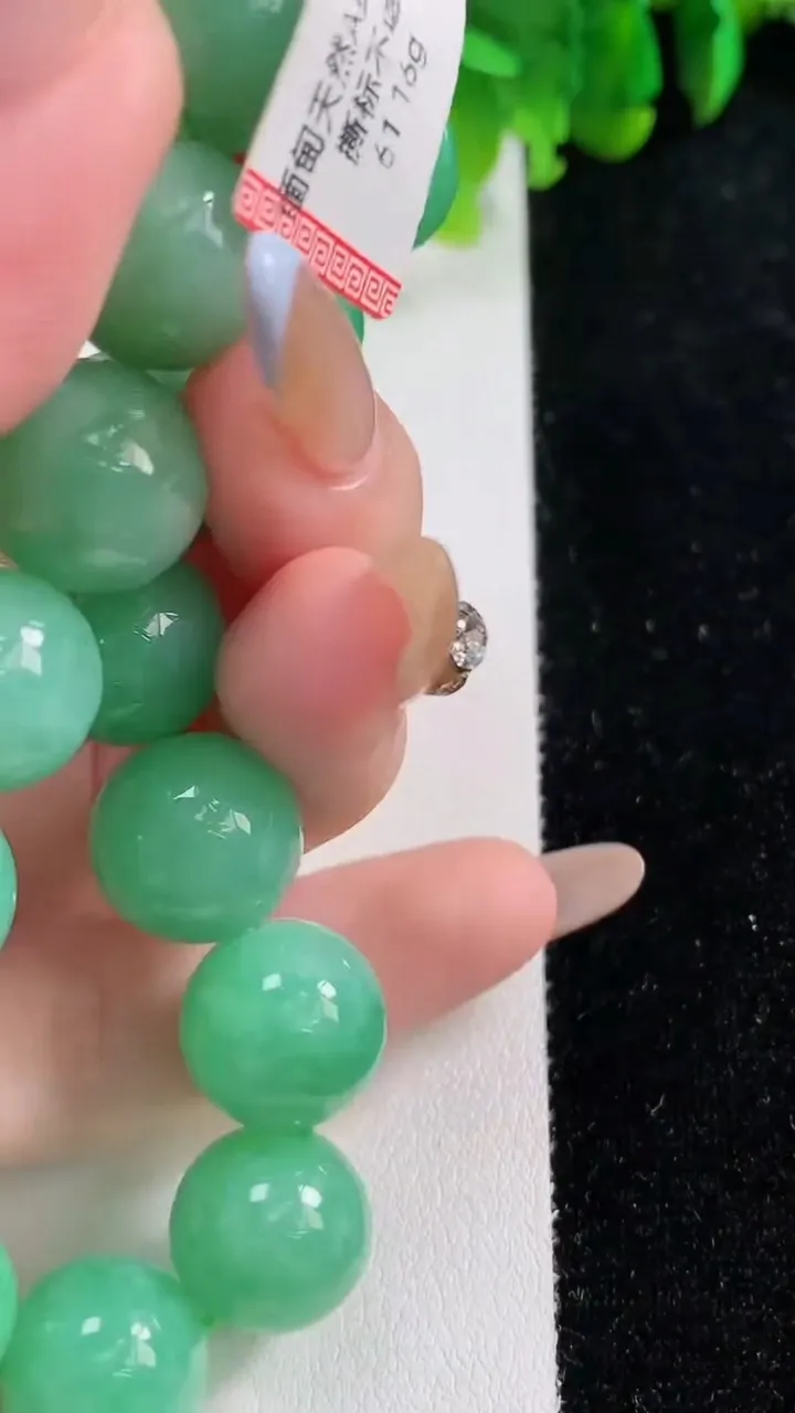 天然A货翡翠圆珠手串16颗，尺寸12.8，重量:61.18g11月6日
工厂直销收藏佳品,种好水足，色泽均匀，有种有色，上手高大气！