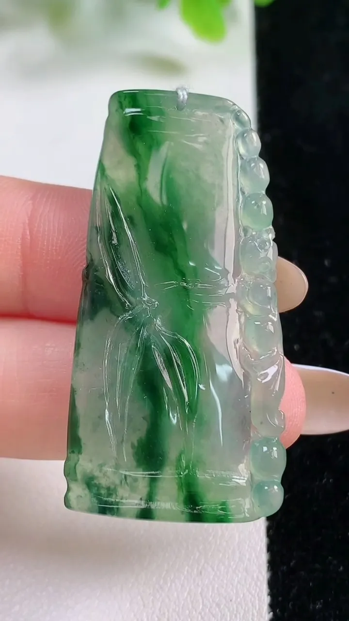 天然A货翡翠花节节高升 竹节吊坠，尺寸44.5-22.4-2.9，重量:7.19g
11月6日
