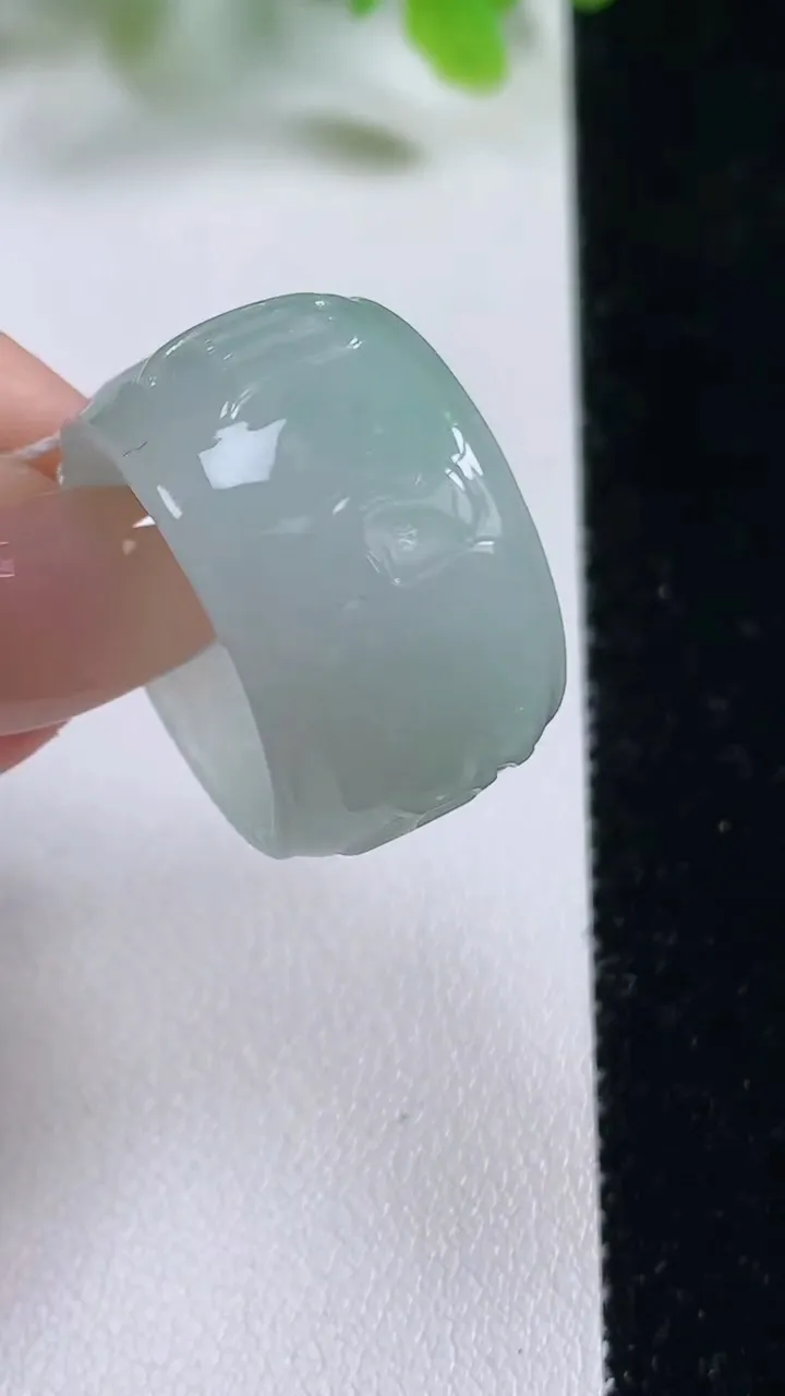 天然A货翡翠扳指 戒指，尺寸19.3-14-2.4，重量:8.74g2025年11月6日
工厂直销收藏佳品,种好水足，色泽均匀，有种有色，上手高大气！
