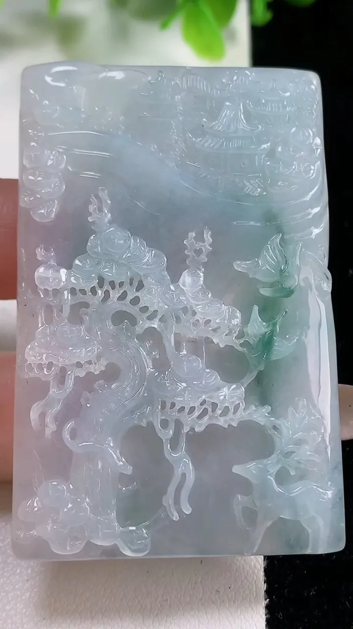 天然A货翡翠牌吊坠，尺寸60.3-39-6.2，重量32.07g
11月6日