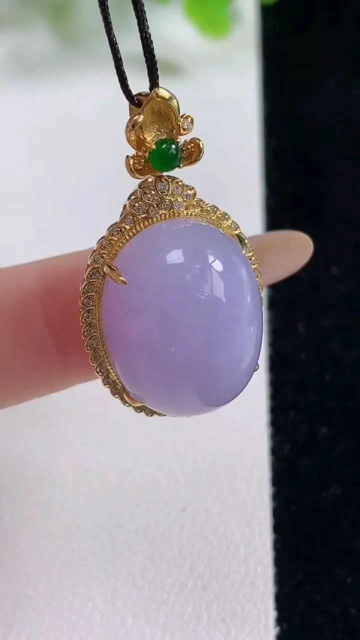 天然A货翡翠种紫罗兰蛋面吊坠，尺寸34-18.7-12.9裸石19.6-15，重量:8.61g
11