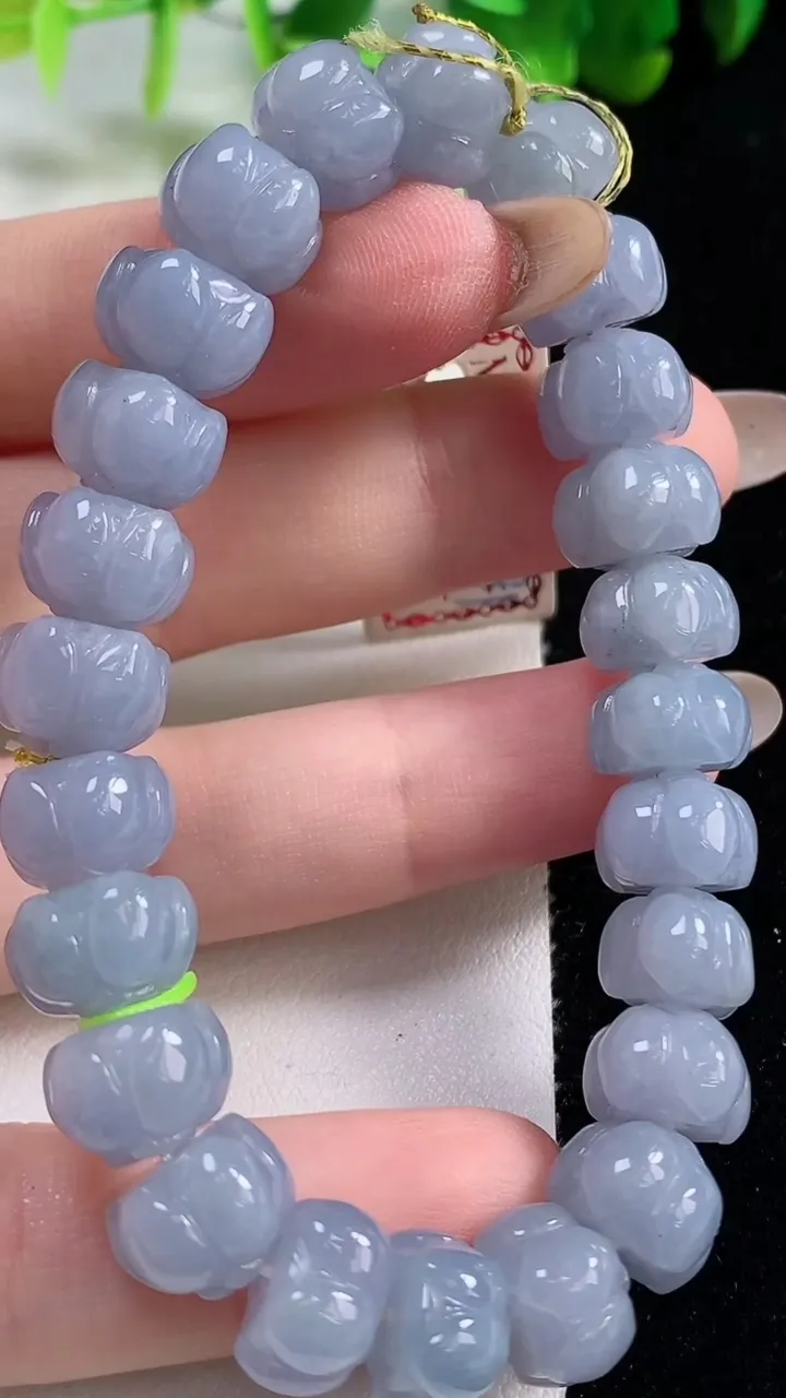 天然A货翡翠种紫罗兰莲花手串24颗，尺寸10-6.6，重量35.53g11月6日
工厂直销收藏佳品,