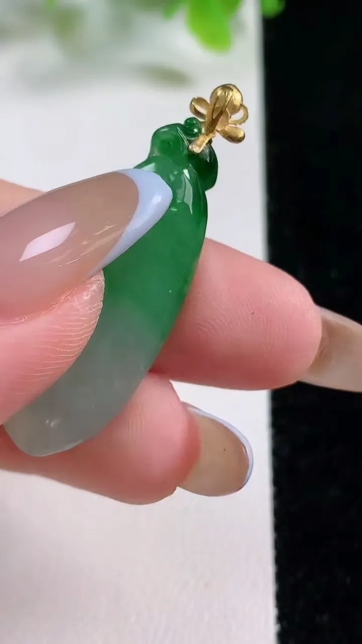 天然A货翡翠福瓜吊坠，尺寸35-13-6.1，重量:4.92g
11月6日