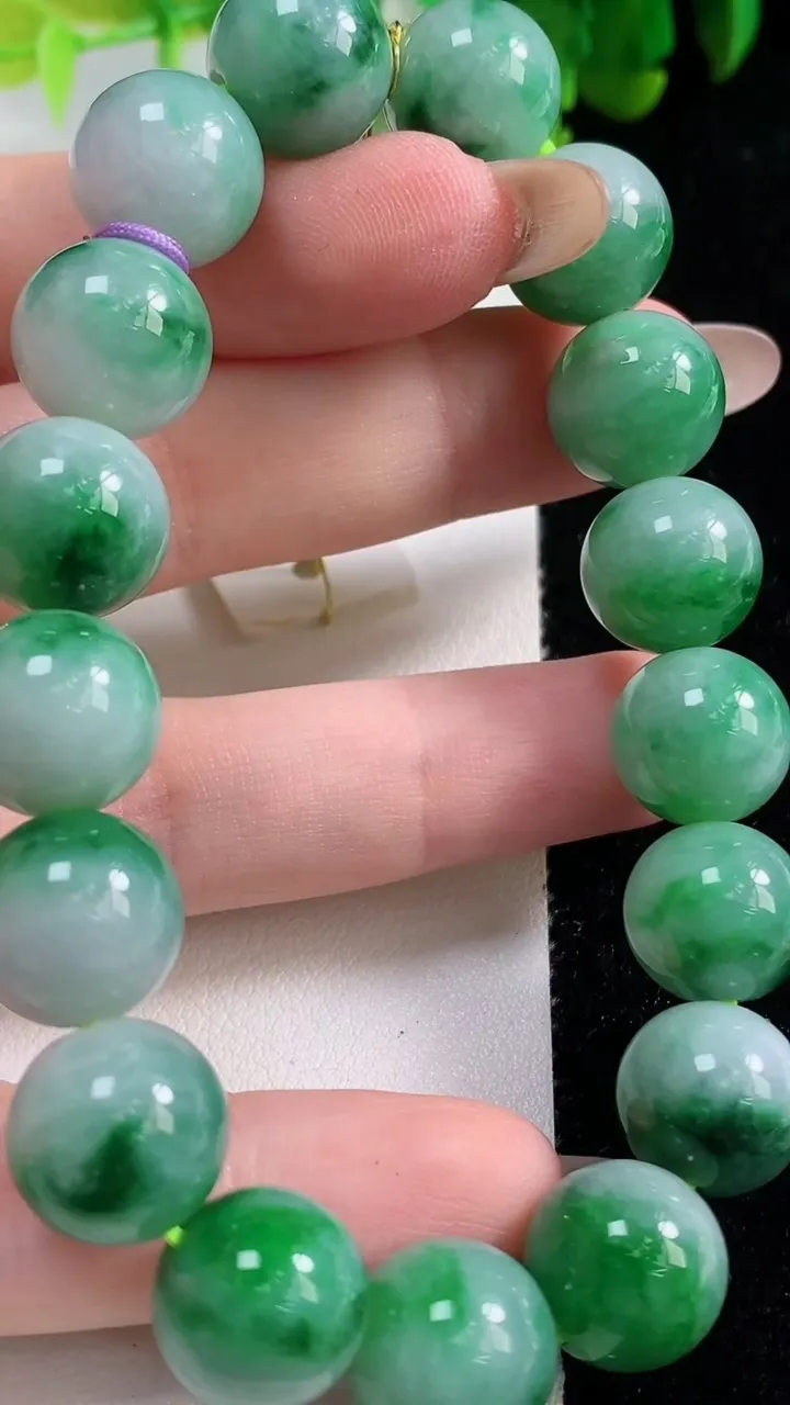 天然A货翡翠圆珠手串17颗，尺寸12.2，重量:53.58g11月6日
工厂直销收藏佳品,种好水足，色泽均匀，有种有色，上手高大气！