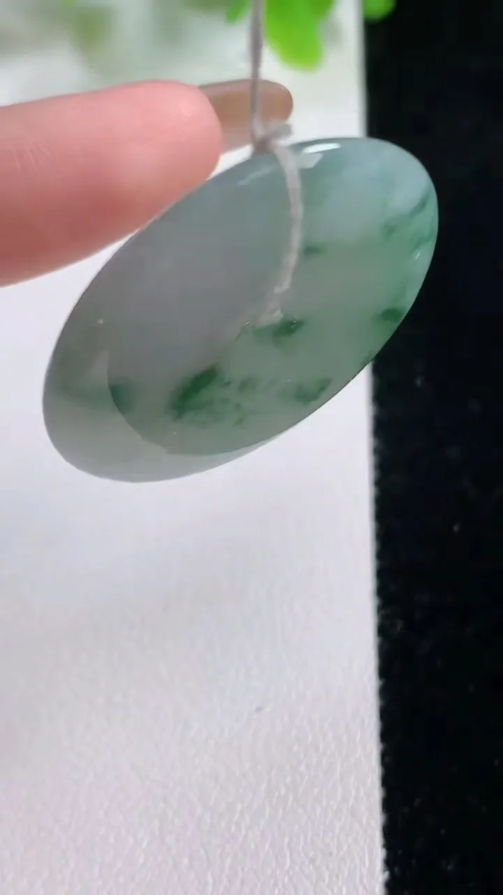 天然A货翡翠冰种飘花平安扣吊坠，尺寸30.3-4.9，重量:9.94g
11月6日