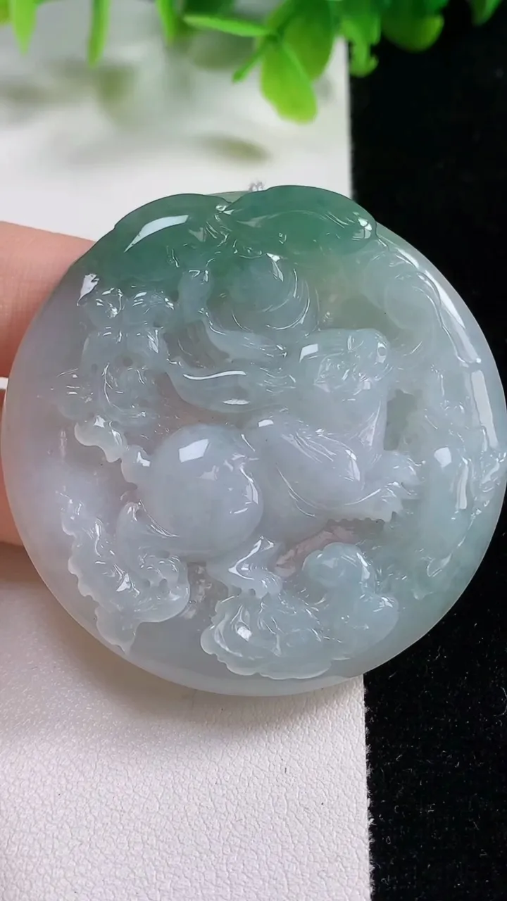 天然A货翡翠冰种飘花生肖兔吊坠，尺寸51-6.3，重量:31.21g
11月6日