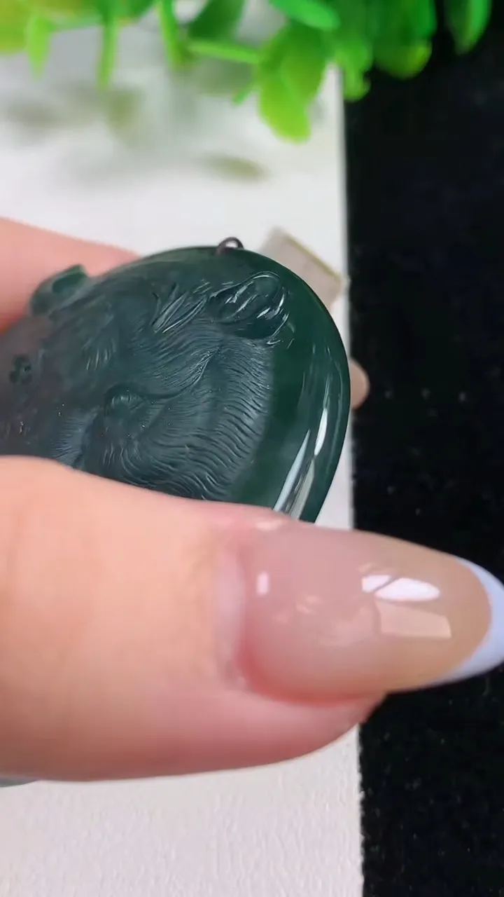 天然A货翡翠生肖虎 虎牌吊坠，尺寸55.2-11.5，重量:53.92g
11月6日