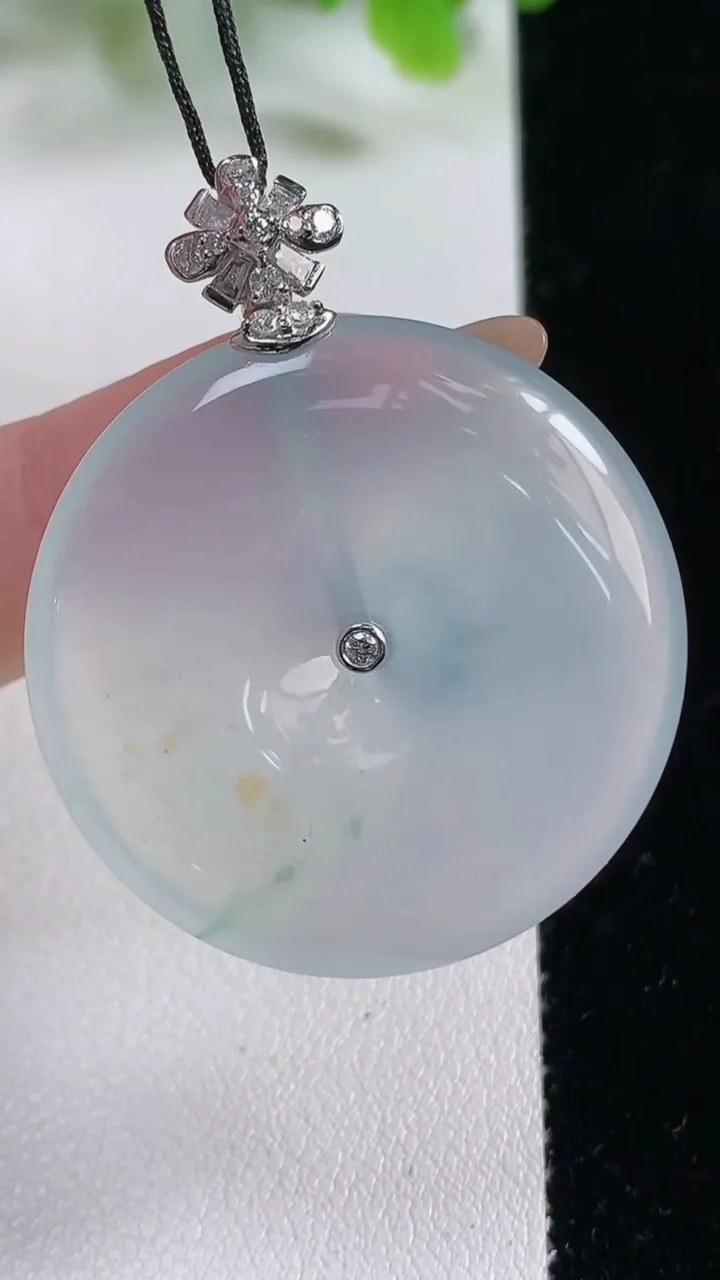 天然A货翡翠种飘花平安扣吊坠，尺寸34-5.7，重量:15.15g
11月6日