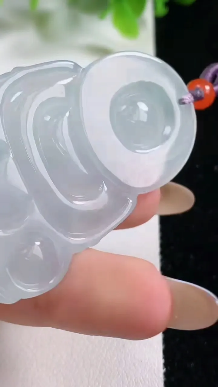 天然A货翡翠正装观音菩萨吊坠，尺寸56.6-38.7-5.8，重量:20.85g
11月6日