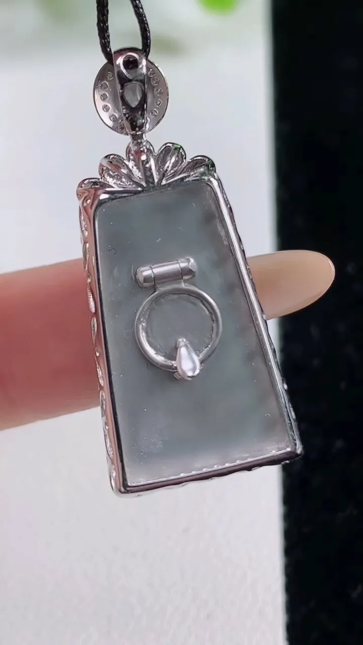 天然A货翡翠无事牌吊坠，尺寸33-15-7.2裸石21.4-13，重量:5.18g
11月6日