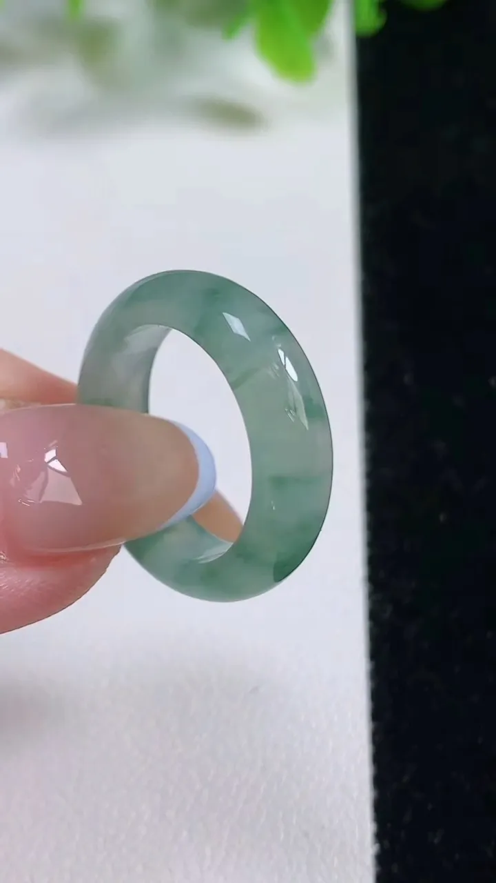 天然A货翡翠冰种飘花指环 戒指，尺寸17.3-5.7-3，重量:3.79g2025年11月6日
工厂直销收藏佳品,种好水足，色泽均匀，有种有色，上手高大气！