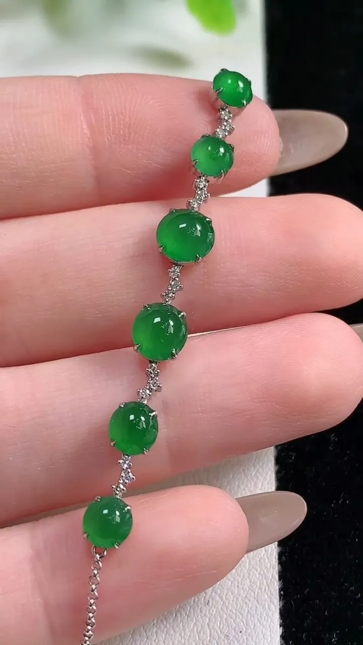 天然A货翡翠蛋面手链，尺寸5.8，重量:2.28g
11月6日