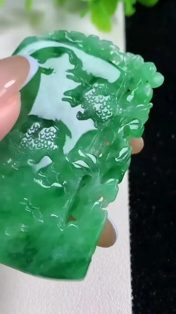 天然A货翡翠山水牌吊坠，尺寸57.6-43.2-5，重量:27.52g
11月6日