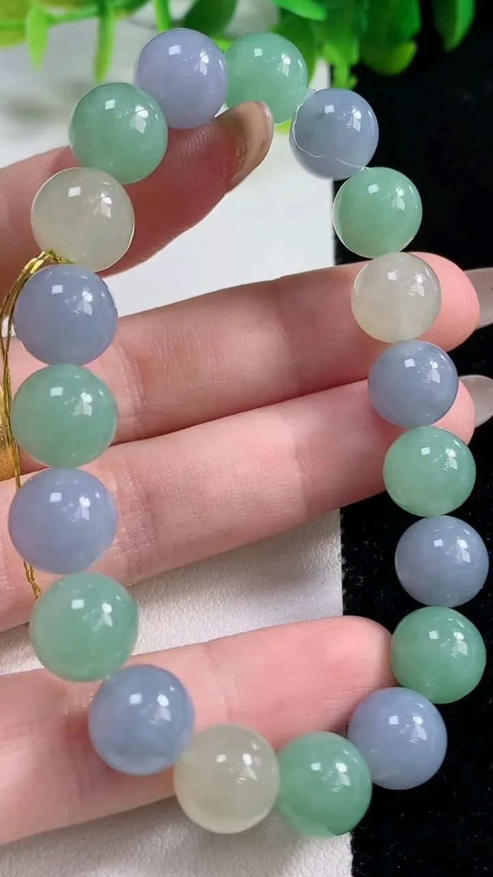 天然A货翡翠种多宝 三彩圆珠手串19颗，尺寸9.8，重量:32.40g11月6日
工厂直销收藏佳品,种好水足，色泽均匀，有种有色，上手高大气！