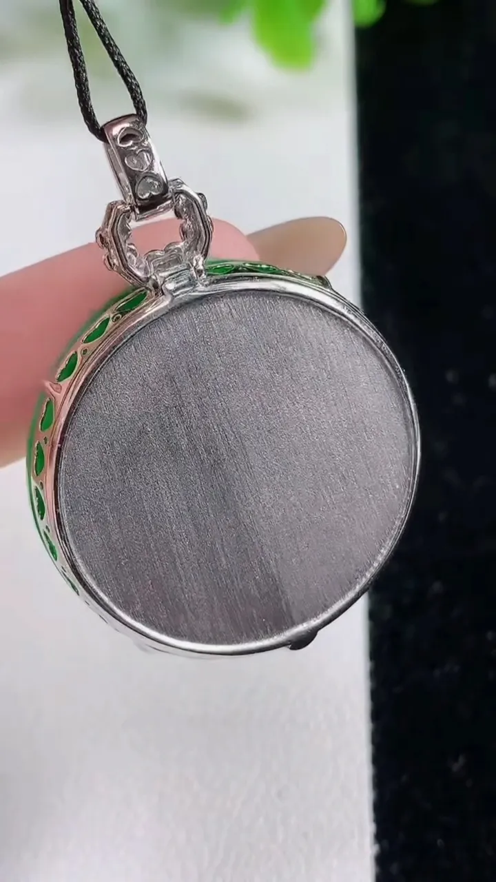 天然A货翡翠无事牌吊坠，尺寸28.8-5.5，重量:9.24g
11月6日