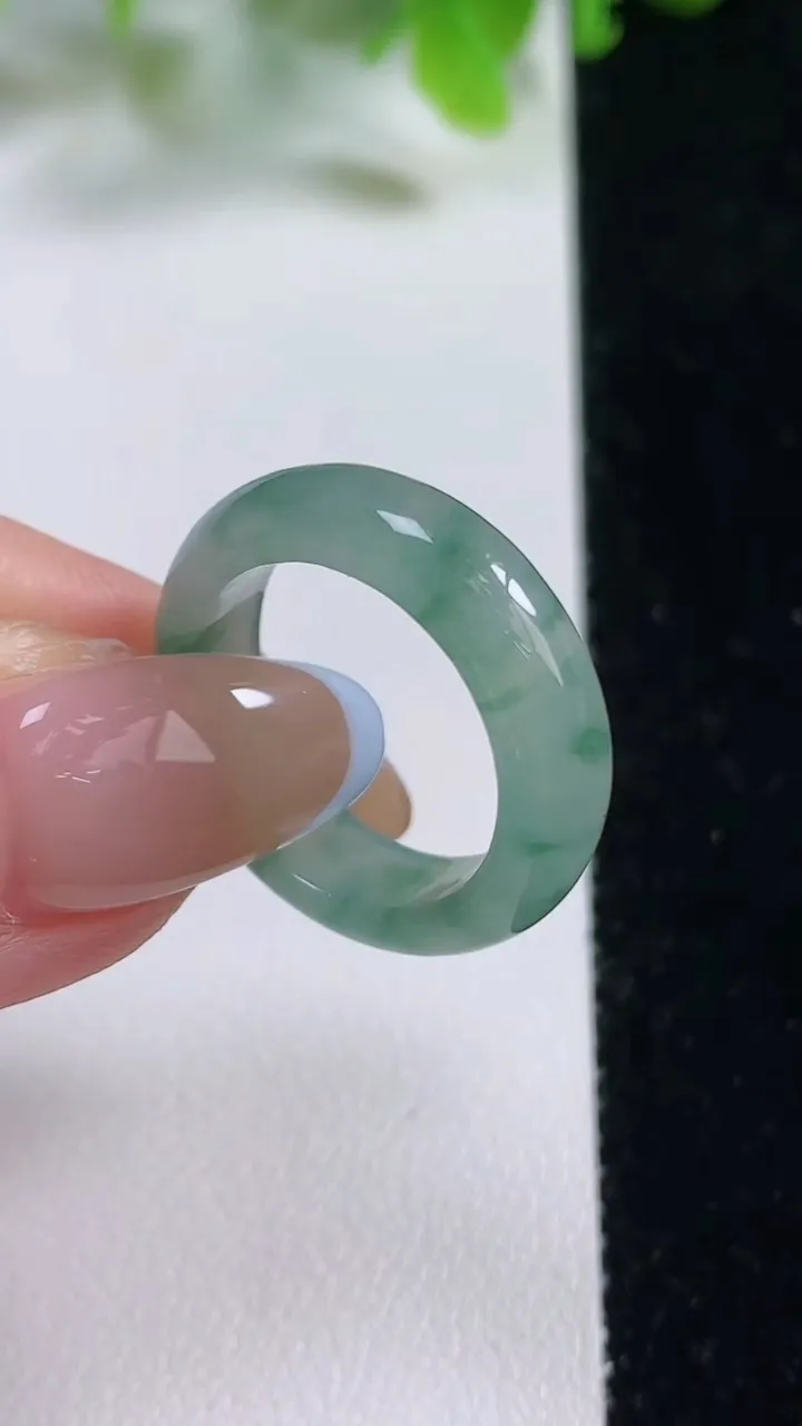 天然A货翡翠冰种飘花指环 戒指，尺寸17.3-5.7-3，重量:3.79g2025年11月6日
工厂