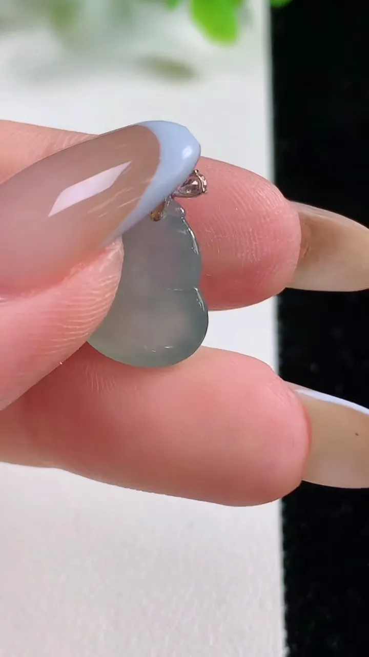 天然A货翡翠葫芦吊坠，尺寸15-12-5.4，重量1.62g
11月6日