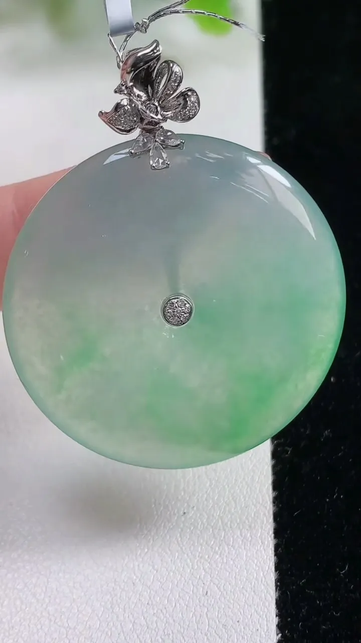 天然A货翡翠平安扣吊坠，尺寸37.5-6.4，重量:20.60g
11月6日