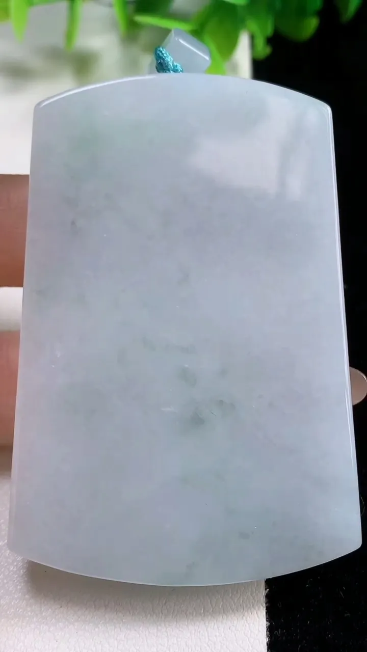 天然A货翡翠飘花无事牌吊坠，尺寸67.2-44.4-6.7，重量:58.20g
11月6日