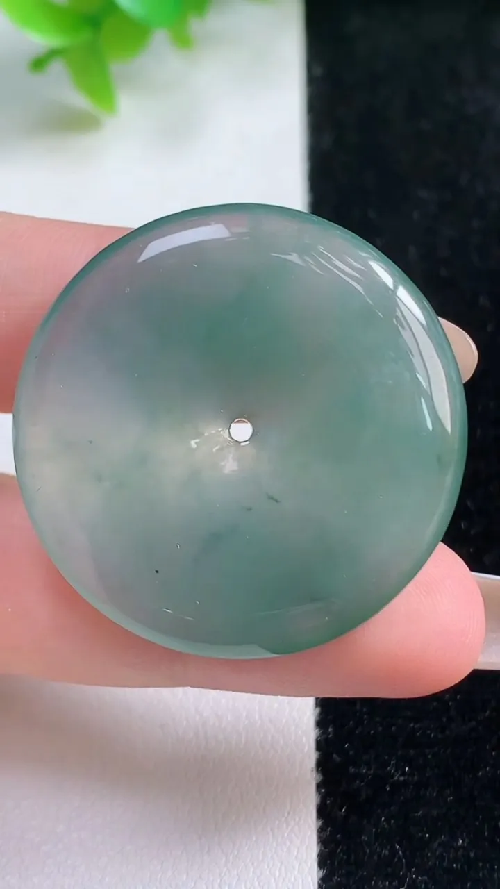 天然A货翡翠冰种飘花平安扣吊坠，尺寸34-5，重量:12.65g
11月6日