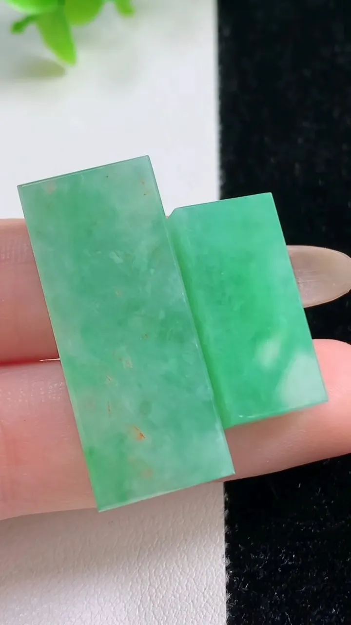 天然A货翡翠无事牌吊坠一对，尺寸34-13.7-6，重量:15.38g
11月6日